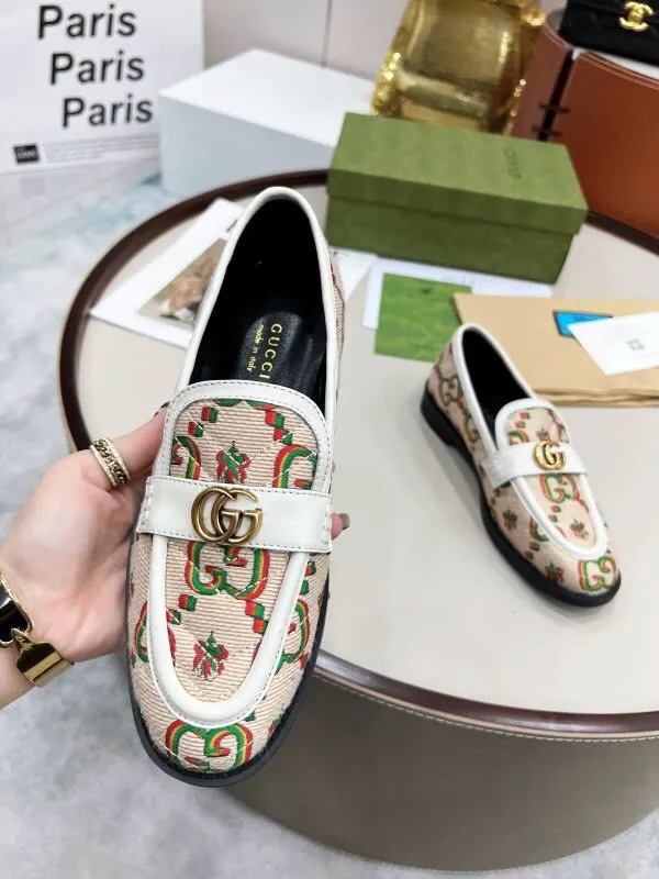 👟👟Ex-factory price 440👟👟 2022 new G family classic design loafers, made of V-shaped quilted effect leather, double G monogram evolved from Gucci, calf leather, mixed sheepskin lining, heel height 1.5 cm, original molded wear-resistant Tpu outsole. Code number 35-42,